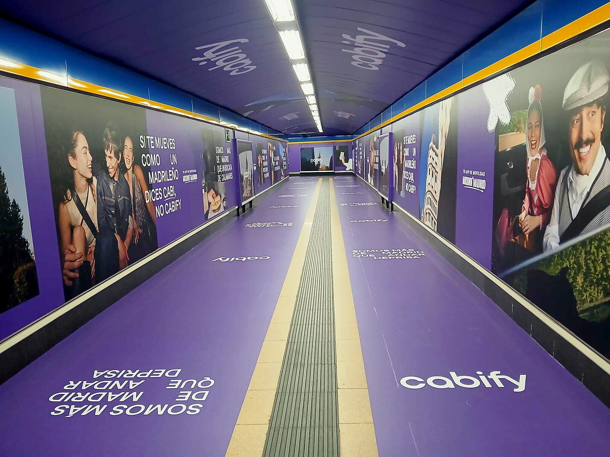 Cabify takeover of the Callao metro corridor in Madrid: walls, floor and ceiling in purple